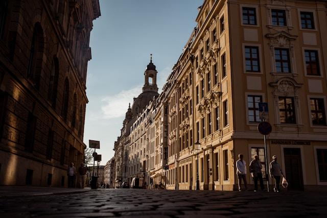 vue du centre ville de Dresde avec des ombres du soleil