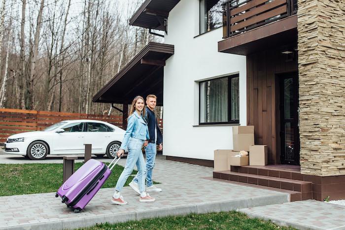 Un couple arrive dans sa location de vacances en Espagne