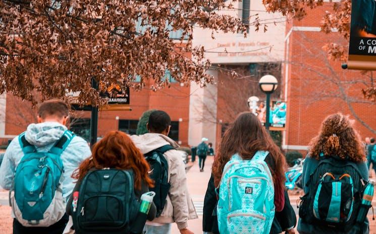 Étudier à l’étranger après le bac : comment enrichir son profil pour se démarquer ?