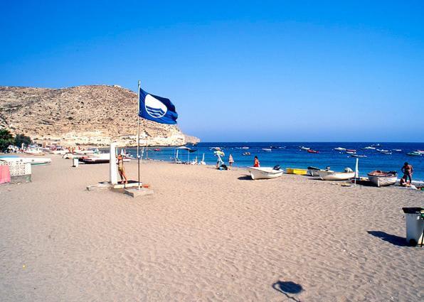 Un pavillon bleu sur une plage en Andalousie