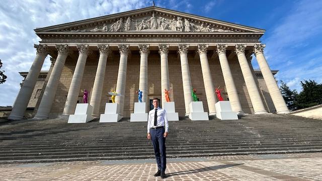 Stephane Vojetta devant l'assemblee nationale décorée pour les JO de paris 2024