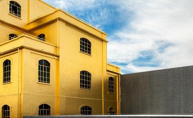 bâtiment doré de la fondation prada à milan