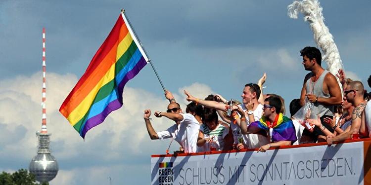 pride à berlin avec un drapeau LGBT