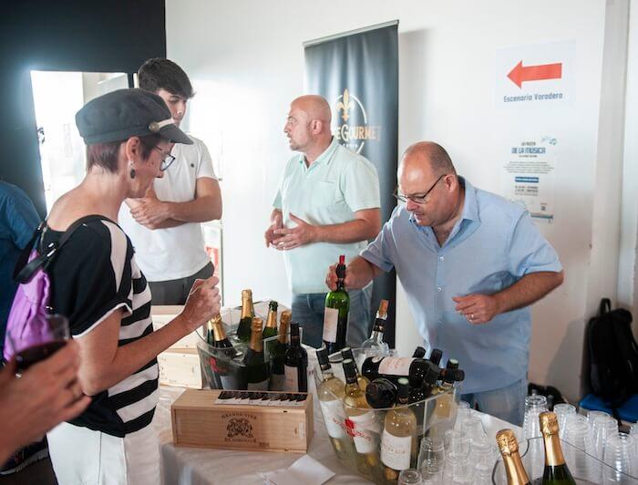 Laurent et Keko, les fondateurs de France Gourmet Valencia, en train de servir du vin lors d'un cocktail