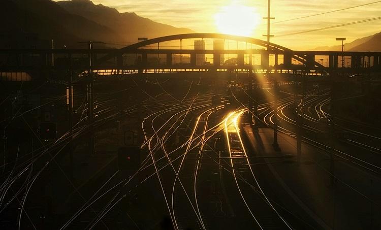 rails de chemin fer et pont au coucher du soleil