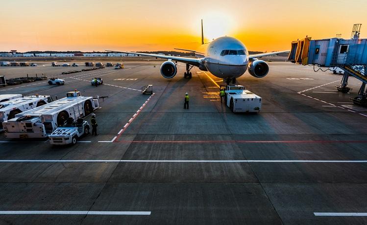 un avion posé sur une piste d'aéroport