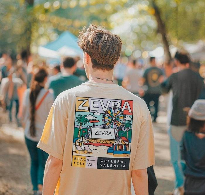 festivalier de dos avec un t-shirt de zevra festival 2024