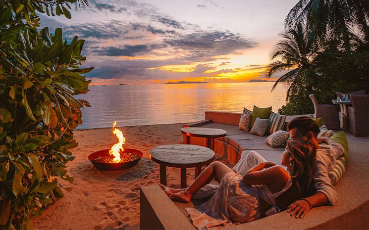 Vue de la plage devant l'hotel InterContinental Koh Samui au coucher du soleil