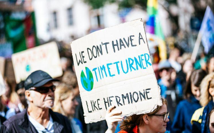 Pancarte photographiée lors d'une manifestation : "Nous ne pouvons pas remonter le temps comme Hermione"