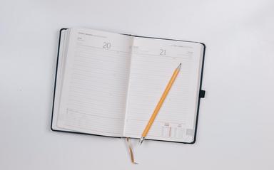 agenda ouvert avec crayon à papier - jeshoots-com-unsplash