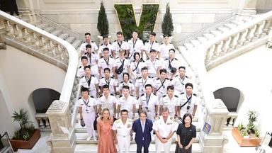 les cadets de la flotte japonaise sur les marches de la mairie de valencia