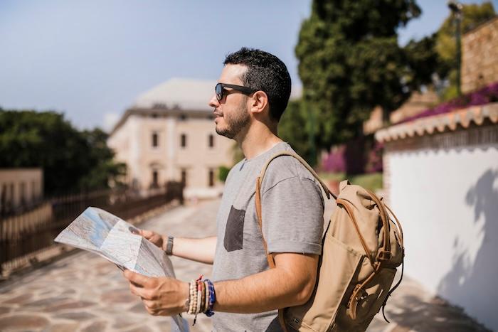 un touriste avec une carte à valencia