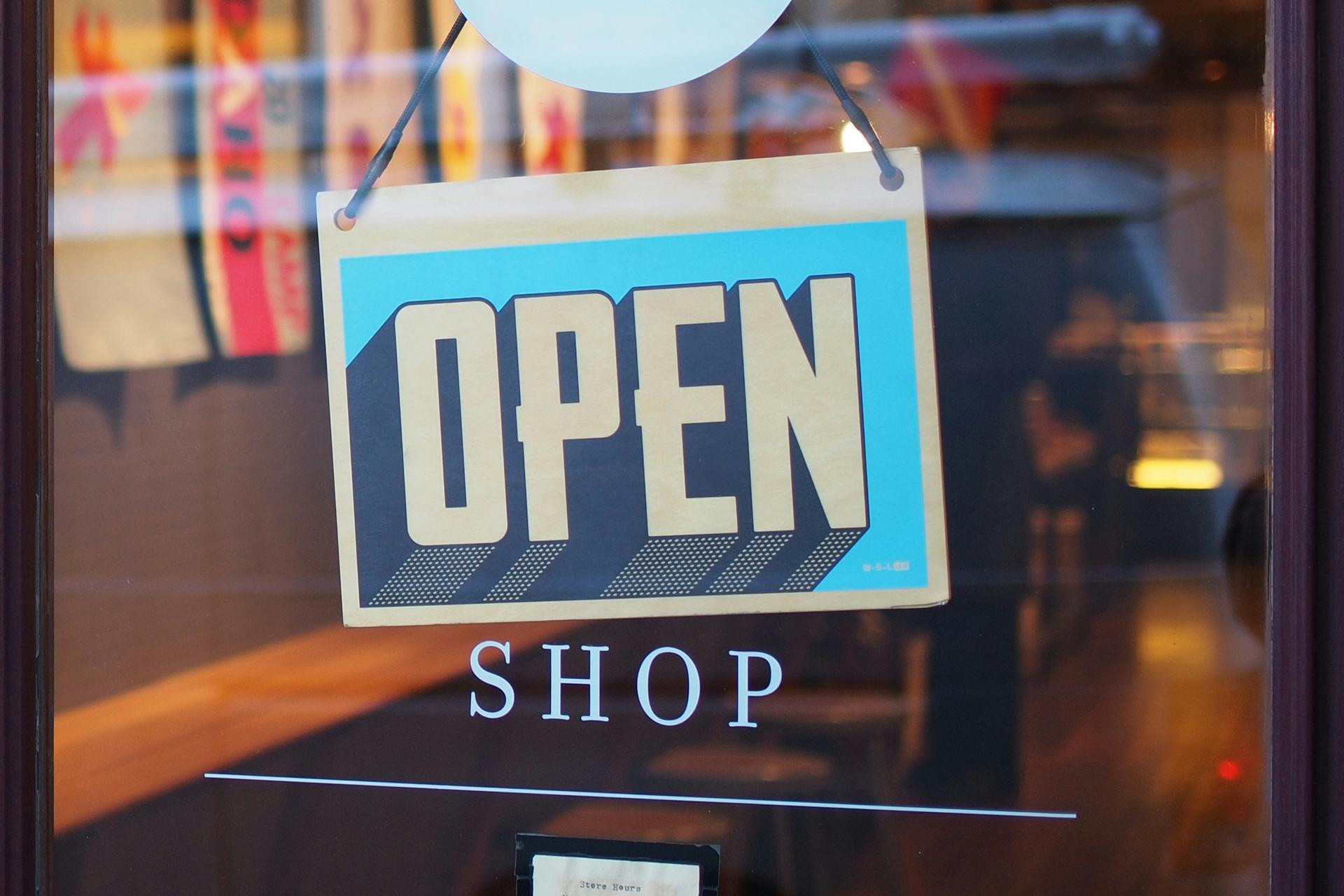 Un panneau indiquant un magasin ouvert.