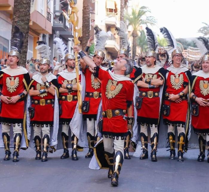 défilé traditionnel de moros y cristinaos à ontinyent