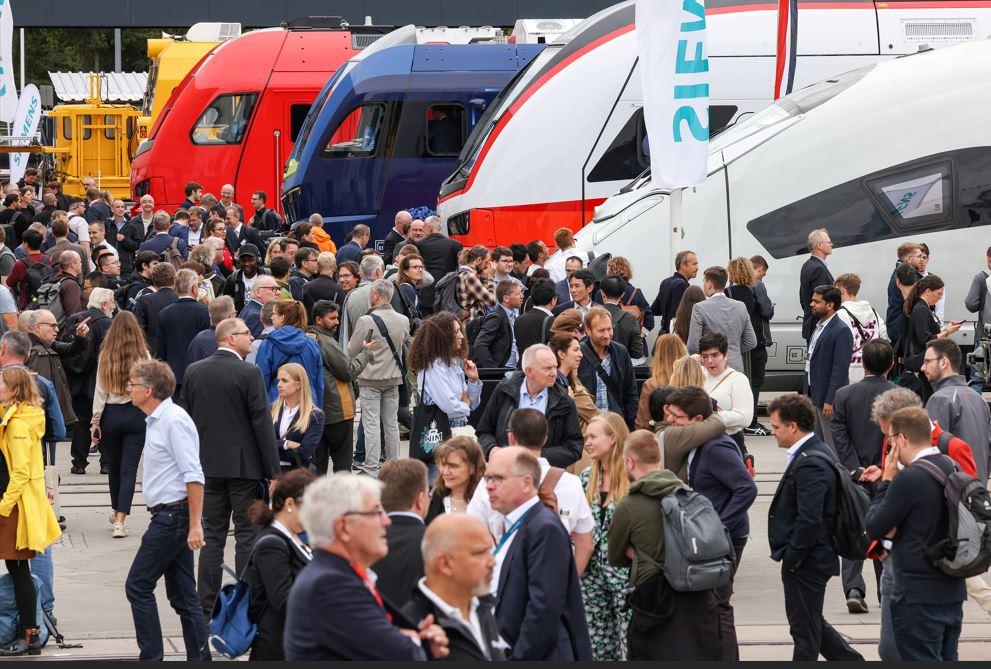 des trains et du public lors du salon Innotrans