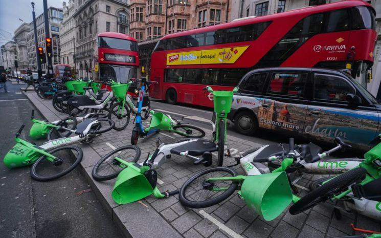 Londres sous l'invasion des vélos électriques : entre mobilité verte et chaos urbain