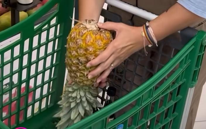 mettre un ananas dans son caddie à Mercadona pour draguer