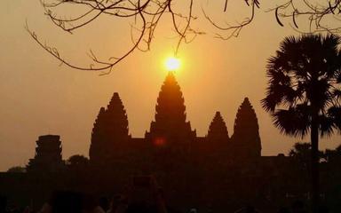 L'équinoxe au temple d'Angkor Wat. Source : AKP