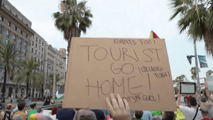 Une pancarte anti touriste et expats lors d'une manif à Barcelone en juillet 2024