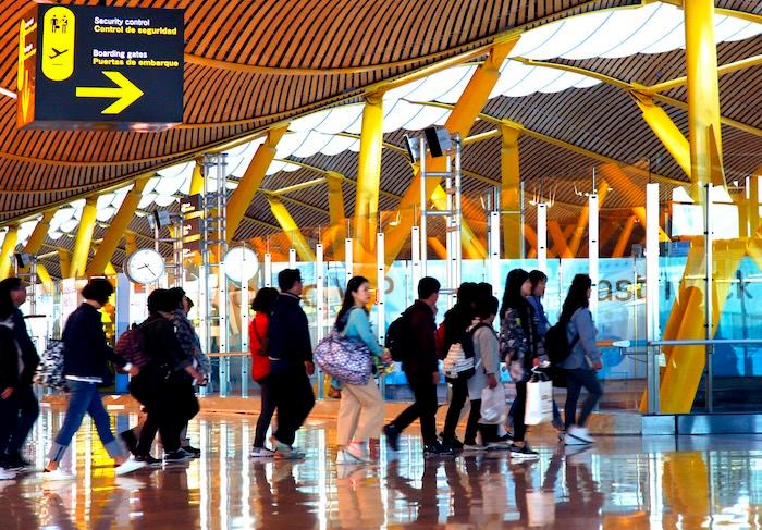 des étrangers arrivent à l'aeroport madrid T4 barajas