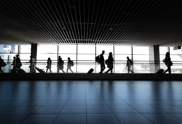 des passagers à l'aeroport