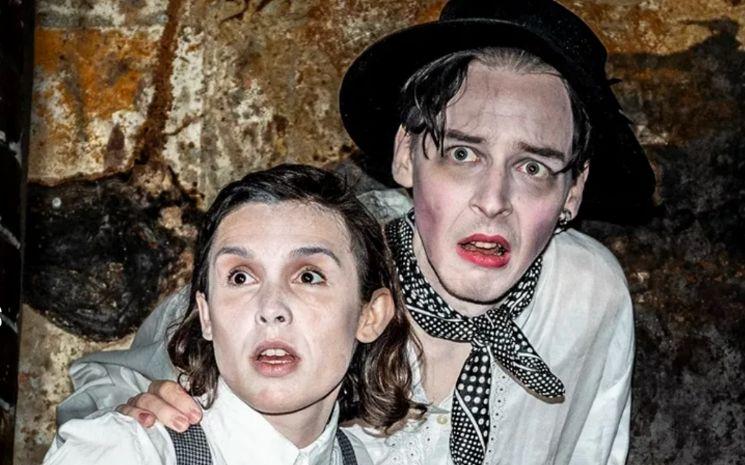 Un acteur et une actrice (Mascha Stummer) du Berlin Dungeon