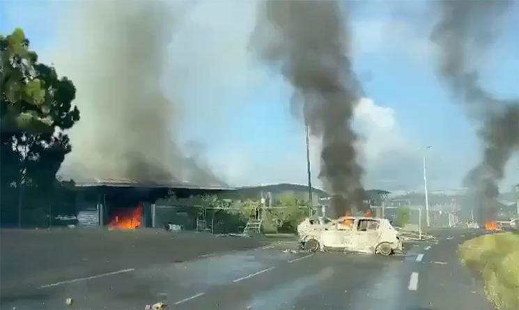 Carcasse de voiture pendant les émeutes en Nouvelle-Calédonie