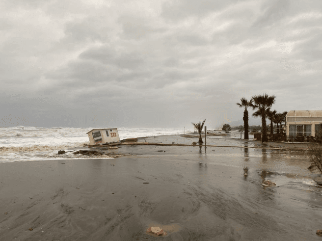 plage submergée à almeria après le passage d'une tempête