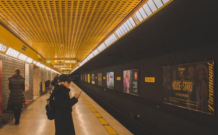 des personnes attendent sur un quai de métro à milan