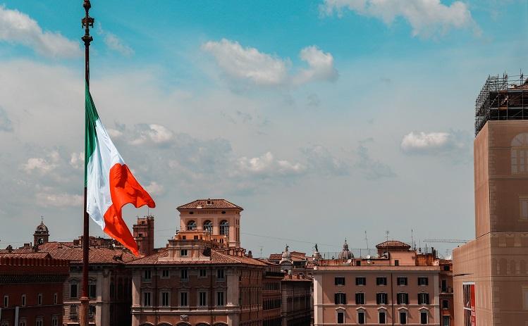 Drapeau italien qui flotte au dessus de la ville en Italie - daniel-sharp_0