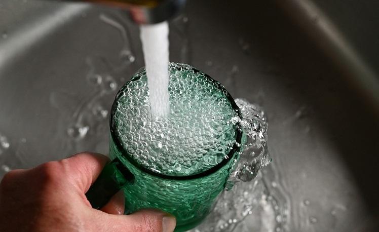 eau du robinet coule dans un verre