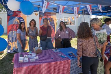 L'équipe de Madrid Accueil, sur le stand de La France à Madrid / DR