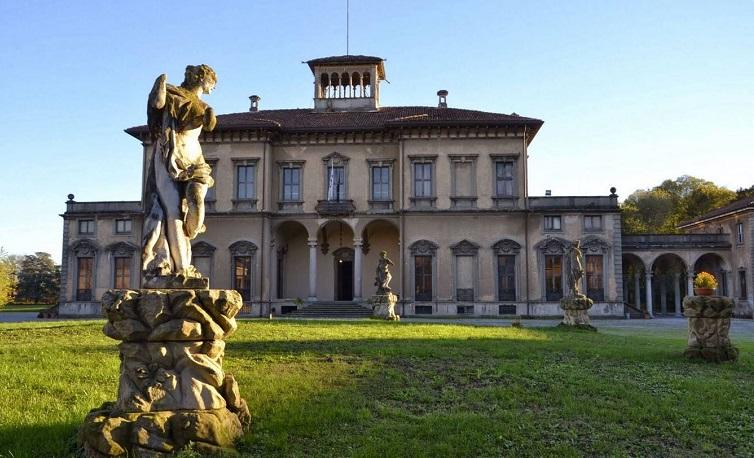 grande villa avec sculpture dans le jardin près de Milan