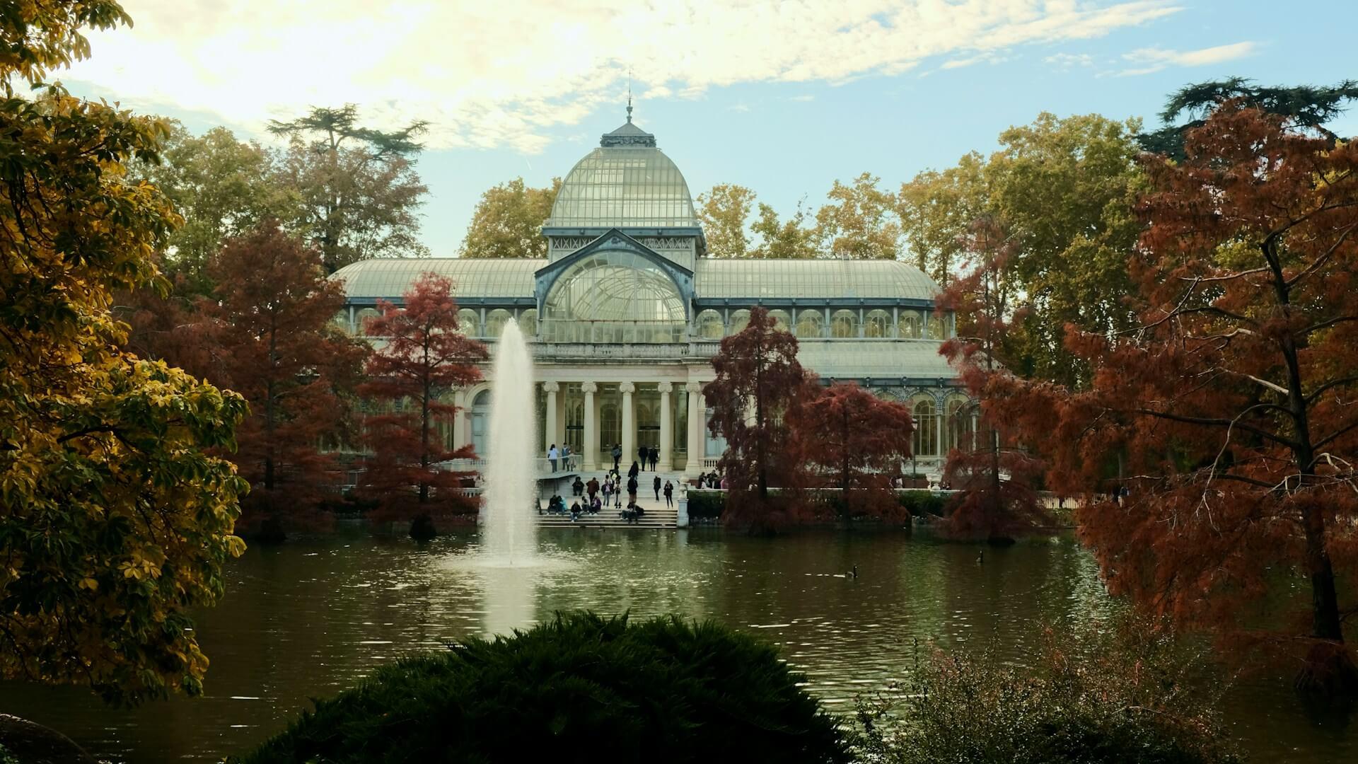 le palacio de cristal dans le parc retiro a madrid au mois d'octobre