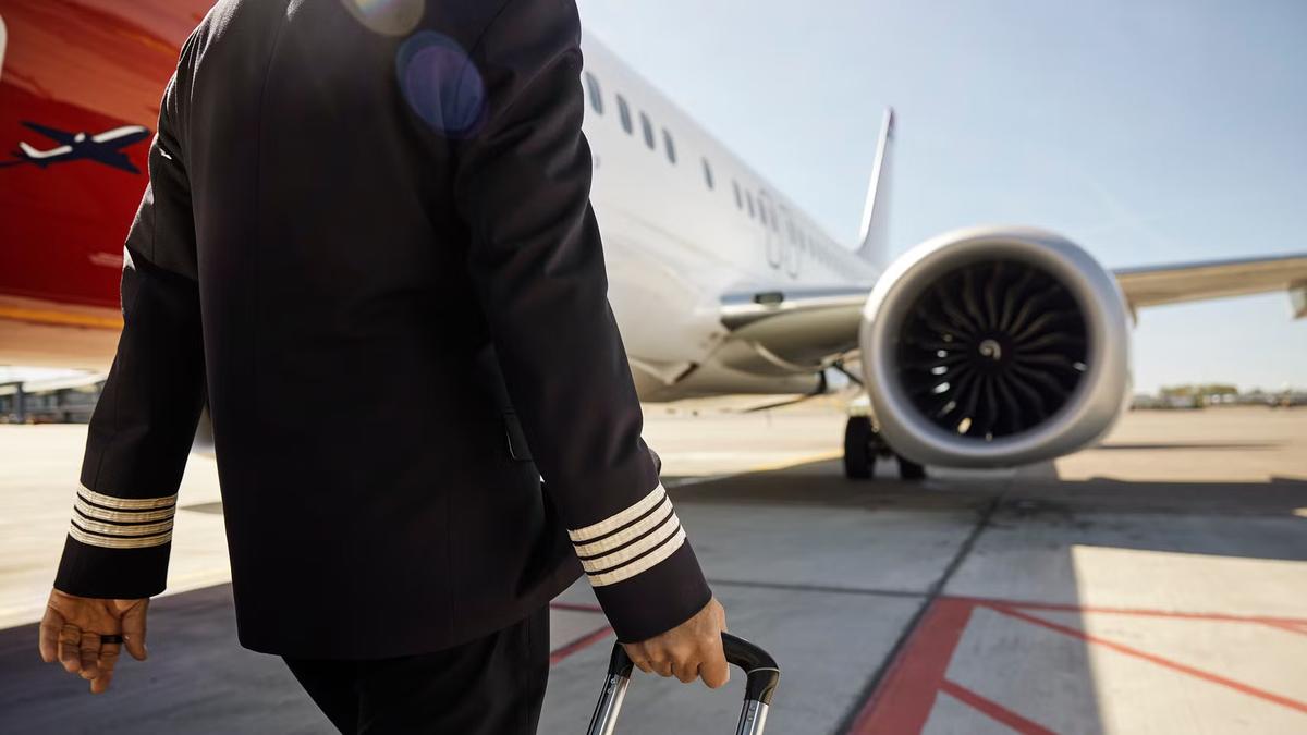 le capitaine en train d'aller vers son avion