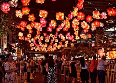 Pendant le Mid Autumn Festival le quartier chinois est illuminé.