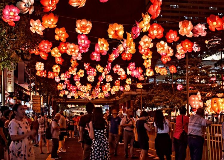 Pendant le Mid Autumn Festival le quartier chinois est illuminé.