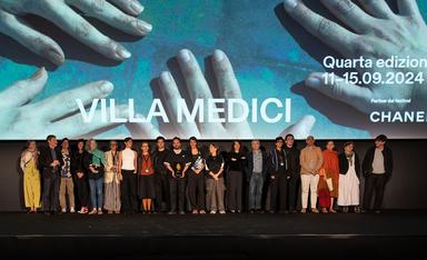 personnes sur la scène du festival du film de la villa médicis de rome