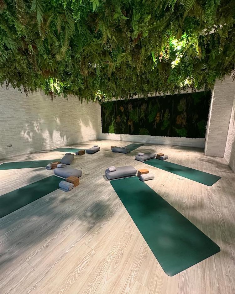 Un cours de pilates dans une cour intérieure à Dubaï