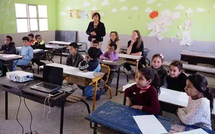 Axelle Davezac, directrice générale de la Fondation de France, et Karine Meaux, responsable Urgences, visitent une des classes modulaires construites par l'association Al Jisr dans la ville de Tagadirt, dans la région de Souss-Massa.