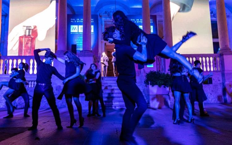 Silhouettes de danseurs dans la nuit