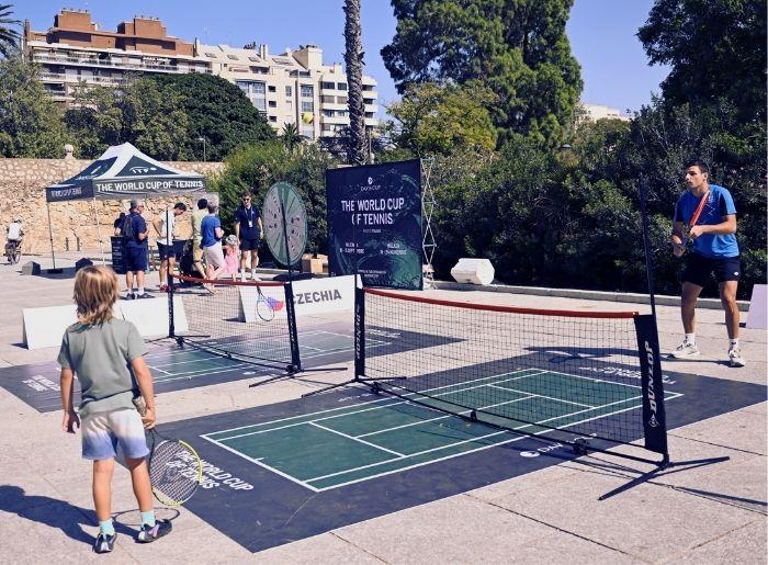 un homme et un enfant jouent au tennis