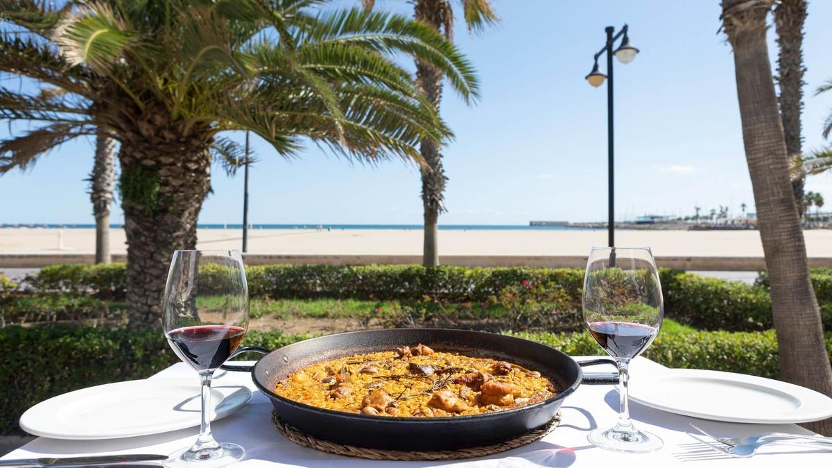 une paella a valencia au bord de la mer