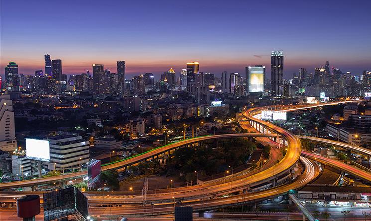 Ville d'Abidjan vue du ciel après le coucher du Soleil, routes et buildings