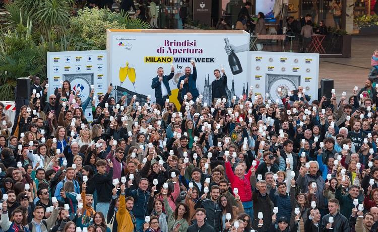 Des gens lèvent leur verre de vin pour trinquer Loris_Scalzo