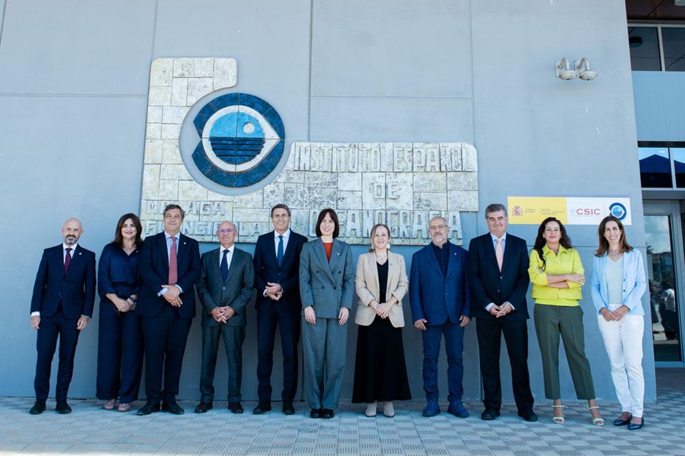 La ministre de la Science, de l'Innovation et des Universités, Diana Morant, avec les autorités locales lors de l'inauguration du centre Océanographique de Malaga