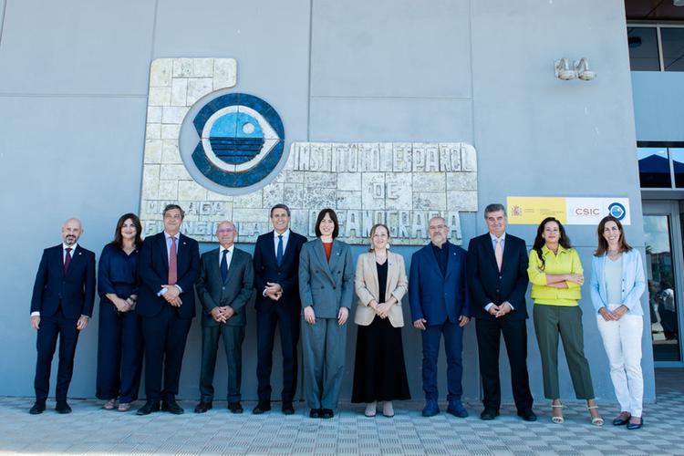 La ministre de la Science, de l'Innovation et des Universités, Diana Morant, avec les autorités locales lors de l'inauguration du centre Océanographique de Malaga