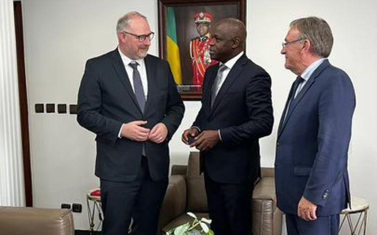 Ronan Le Gleut avec Hermann Immongaut, ministre de l’Interieur du Gabon, à Libreville