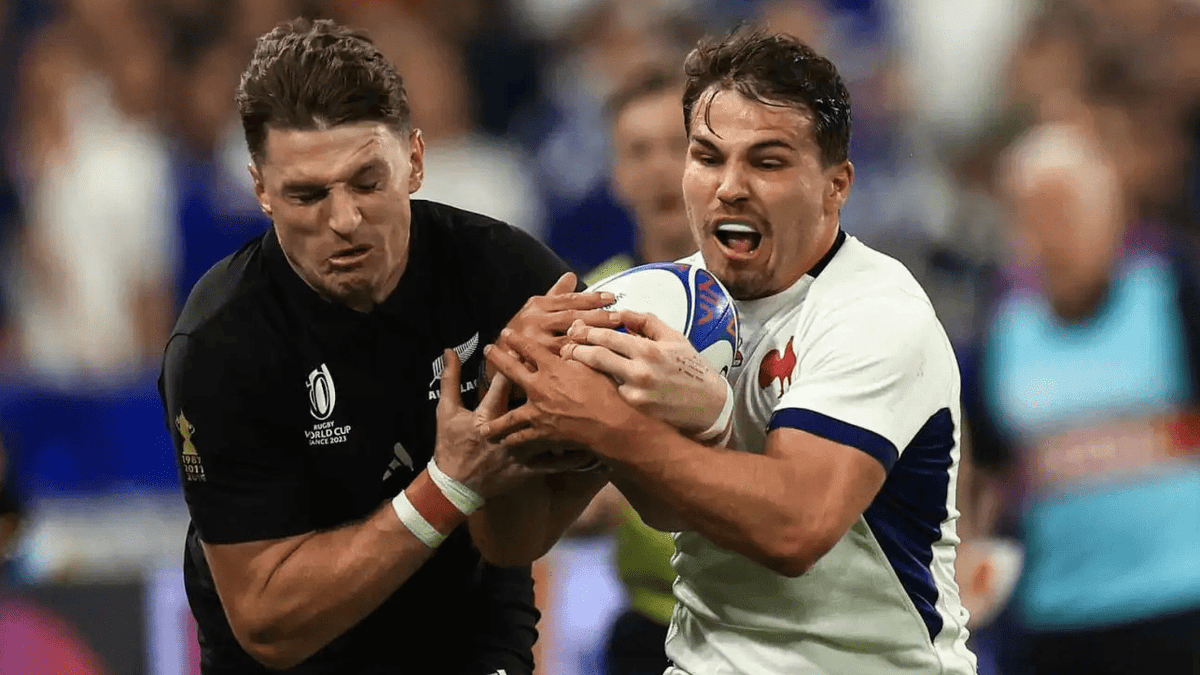 Le Français Antoine Dupont en compétition pour le ballon avec l'All Black Beauden Barrett lors de la Coupe du monde de rugby 2023.