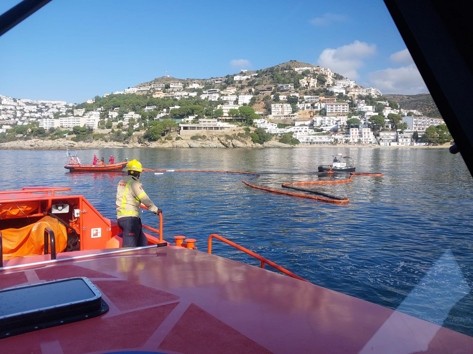 Un bateau de sauvetage est déployé sur la mer près de la Costa Brava